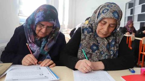 Battalgazi'de Yaşlılara Okuma Yazma Desteği