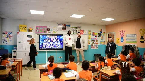 Şampiyon Basketbolcular Çocuklarla Buluştu