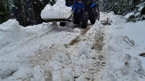Bolu'da Köylüler Karla Kaplanan Yolları Açtı