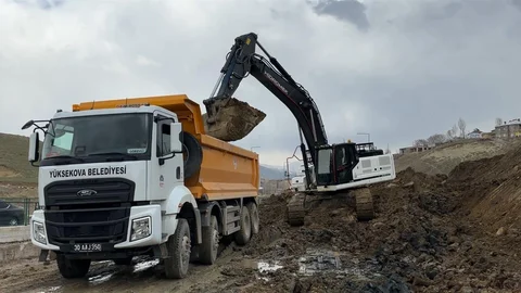 Yüksekova'da Tek Şeritli Yol Temizleniyor