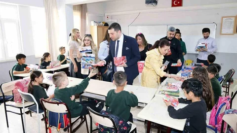 Adana'da Çocuklara Bayram Hediyesi