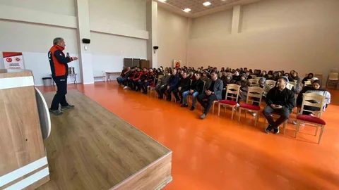 Üniversite Öğrencilerine Afet Eğitimi Verildi