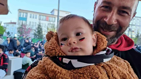 Minik Eskişehirspor Taraftarı Maçta Babasıyla Beraberdi