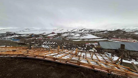 Ardahan'da Rüzgar Çatıları Uçurdu