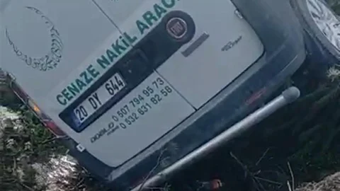 Sivas'ta Cenaze Nakil Aracı Kaza Yaptı