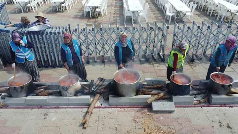 Mersin'de Kadınlar Yemek İkramında Bulundu