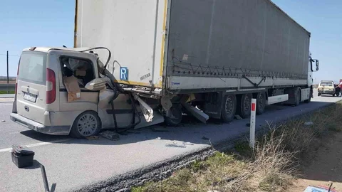 Karaman'da Tır Dorsesine Saplanan Araç