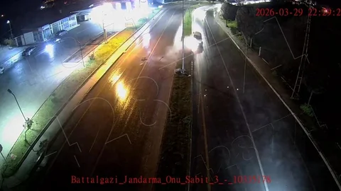 Malatya'da Araç Refüje Çarptı