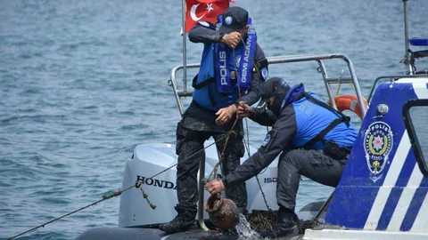 İzmir'de Ahtapot Tuzakları İmha Edildi