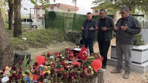 Adnan’ın Mezarı Duygusal Notlarla Ziyaret Edildi