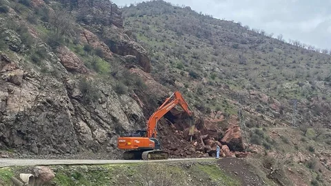 Batman'da Yola Düşen Kayalar Temizlendi