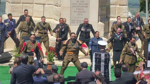 Yeni Zelanda Askerleri Haka Dansıyla Anıldı