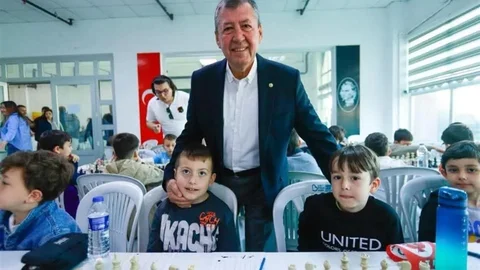 Burhaniye'de Çocuklar Satranç Oynuyor