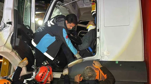 Aksaray’da Kamyon Sürücüsü Sıkıştı