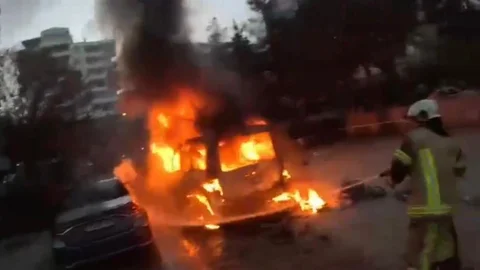 Diyarbakır’da Park Halindeki Araçta Yangın Çıktı