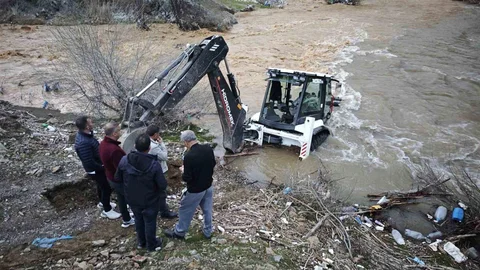 Mutki’de Dereye Kapılan Kepçe Kurtarıldı