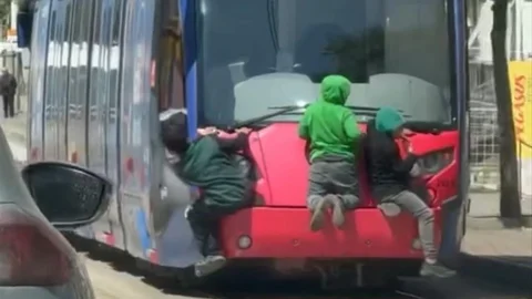 Bursa'da Tehlikeli Tramvay Yolculuğu