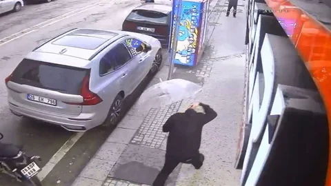 Eskişehir'de Cam Parçası Düşmesi