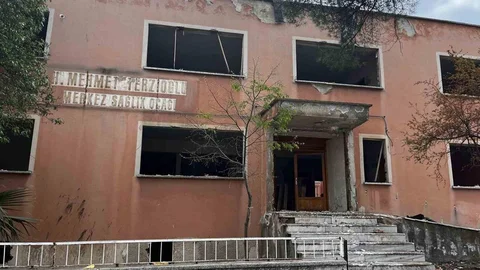 Buldan'da Sağlık Ocağı Yıkılıyor