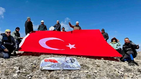 Sivas'ta Dağcılar Zirvede Bayrak Açtı