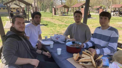 Eskişehir'de Gençler Mangal Keyfi Yaptı