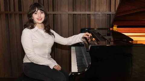 Genç Piyanist Efruz'un Başarısı İzmir'de Kutlanıyor