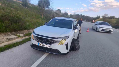 Sürücü karşı şeritten gelen otomobile çarptı: 1 yaralı