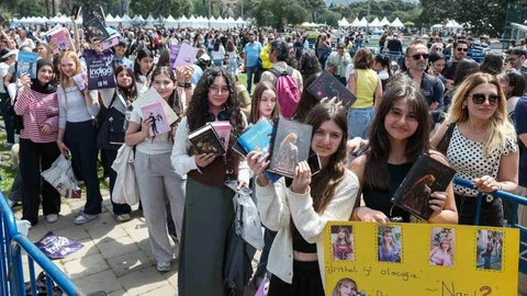 İzmir'de Edebiyat Şöleni Devam Ediyor