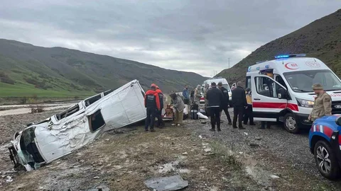 Muş'ta Yolcu Minibüsü Devrildi