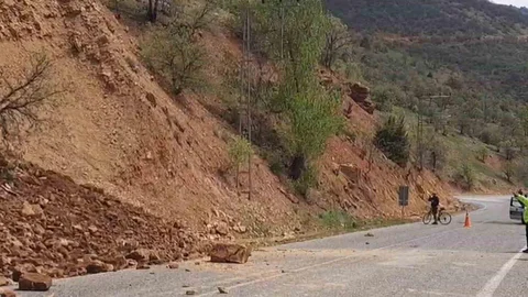Tunceli'de Yamaçtan Taş Düşmesi