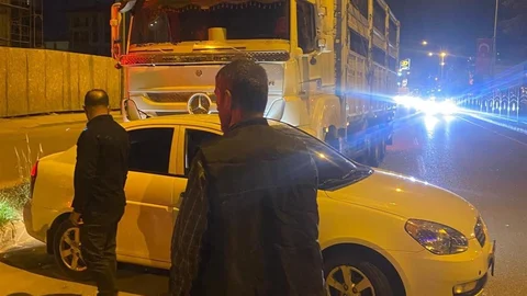 Kamyon Otomobili Sürükledi Adıyaman'da