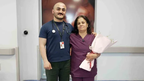 Hekim Oğuldan Ebe Anneye Sürpriz