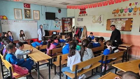 Diyadin'de Öğrencilerden Anlamlı Gül Mesajı
