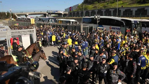 Fenerbahçe Taraftarları RAMS Park'ta Toplandı