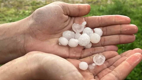 Erik büyüklüğündeki doluların isabet ettiği vatandaşlar panik yaşadı