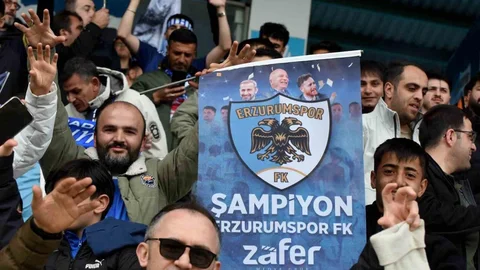 Erzurumspor Taraftarlarına Bayrak ve Poster Desteği