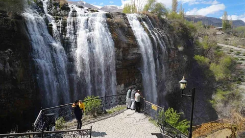 Tortum Şelalesi Bahar ile Canlandı