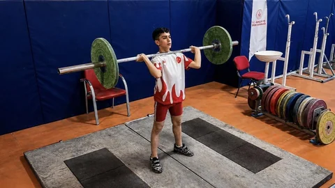 Ağrı'da 12 Yaşında Şampiyon Oldu
