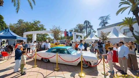 İzmir Klasik Otomobil Sergisi Ziyaretçileri Ağırladı