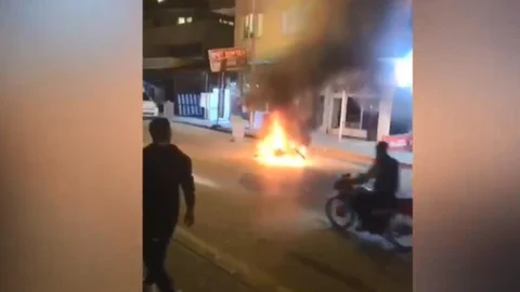Motosiklet alev alev yandı