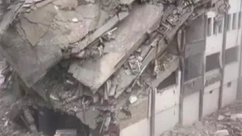 Diyarbakır'da Hasarlı Binalar Yıkılıyor