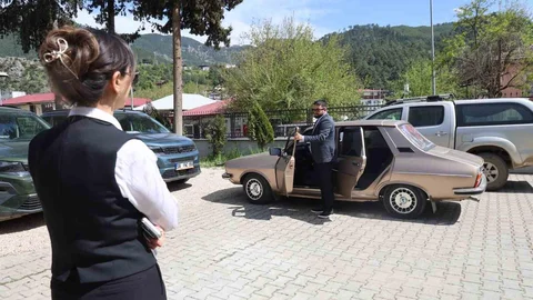 Fekeli gaziden Kaymakam Yılmaz’a, Ferdi Tayfur’un "Hatıran Yeter" şarkısıyla teşekkür