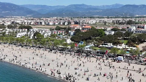 Edremit'te Geleneksel Uçurtma Şenliği Yapıldı