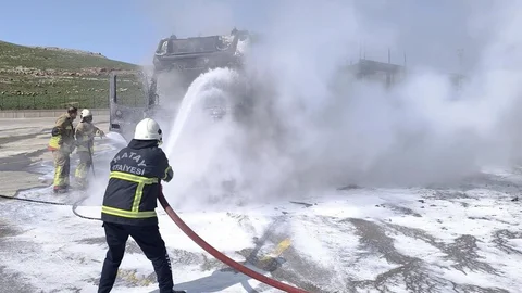 Park halindeki tır alevlere teslim oldu