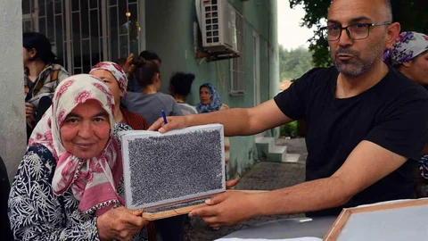 Köyceğiz’de İpekböceği Larvası Dağıtıldı