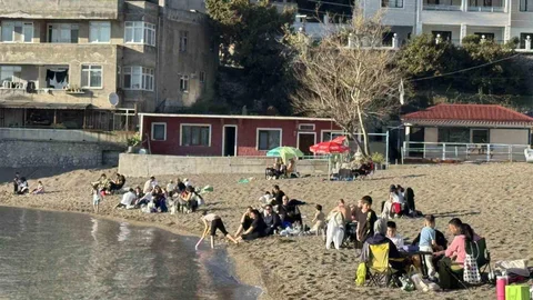Zonguldak'ta Sahilde Sıcak Hava Keyfi