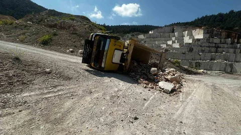 Bilecik’te Taş Yüklü Kamyon Devrildi