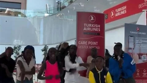 Ugandalı Grubun A Milli Takıma Dans Gösterisi