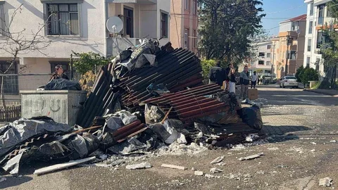 Kocaeli'de Binanın Çatısı Yandı