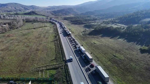 Tır Devrildi, Kayseri-Sivas Yolunda Uzun Araç Kuyruğu Oluştu